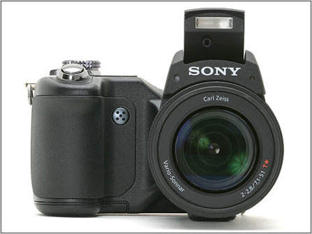  p>索尼f828采用黑色的机身设计,机身上的各种标记采用白色.