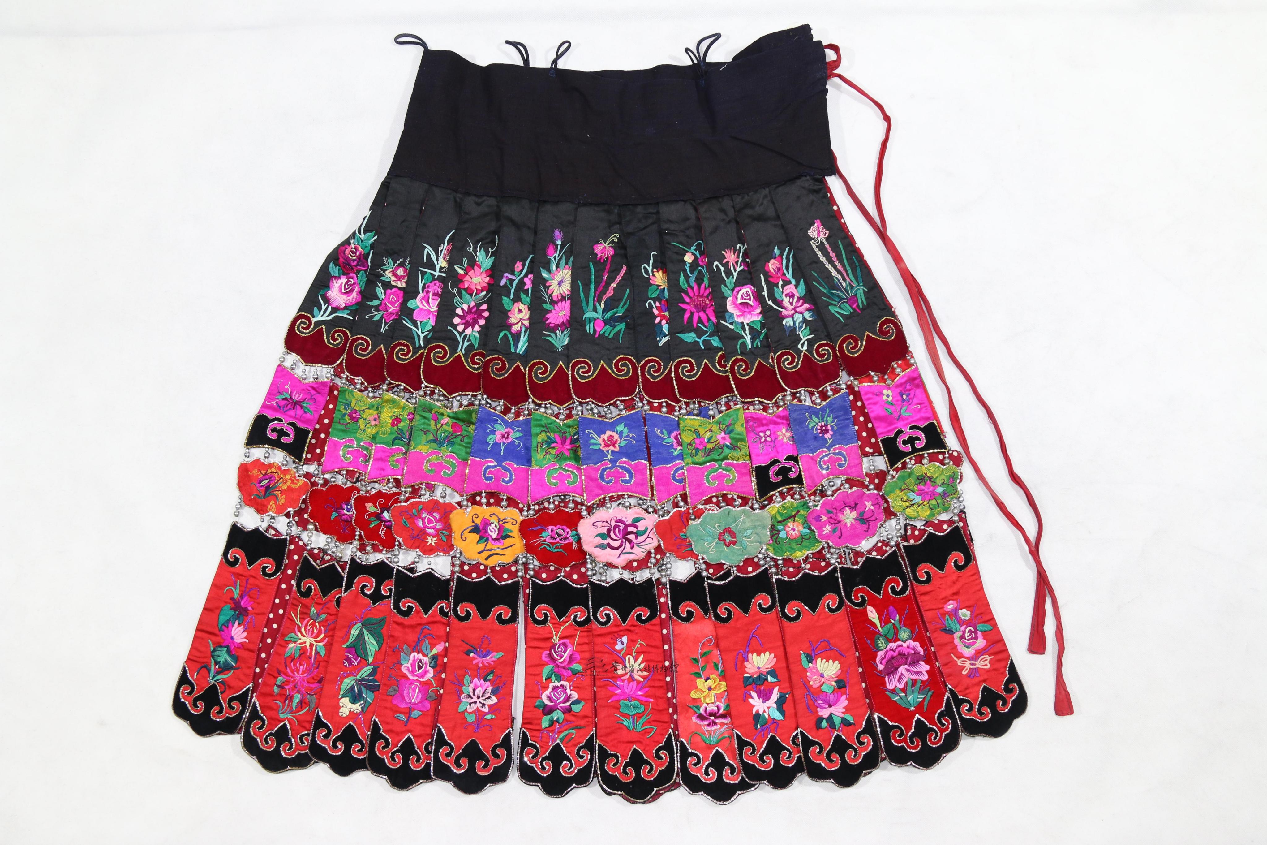 当代雷山苗族彩色平绣花卉纹飘带裙