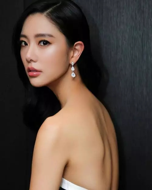 class="ref" data-ctrid="sxob7uyvngti">克拉拉 /span> i>(clara