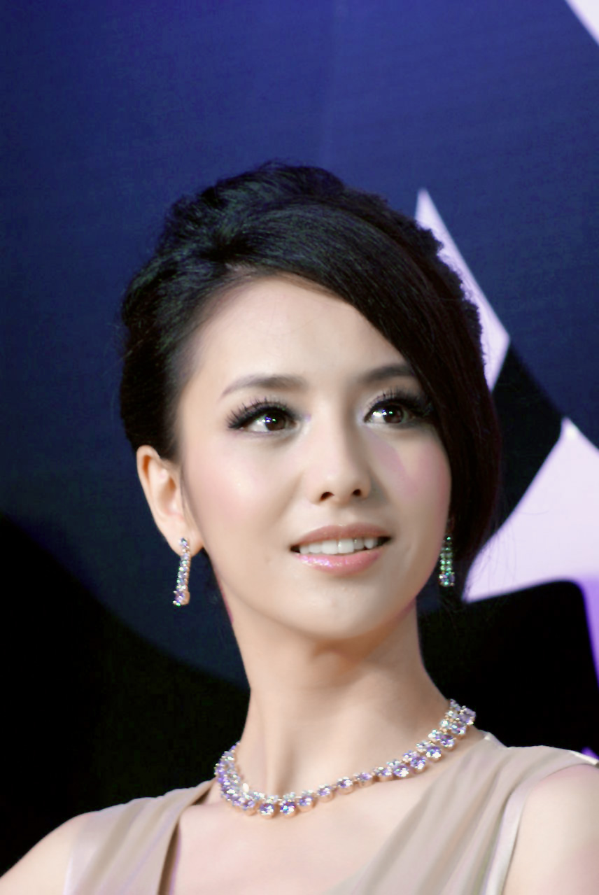  p>佟丽娅,1983年8月8日出生于新疆伊犁察布查尔,中国内地影视女演员