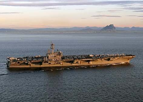 <p>驶进日本佐世保海军基地的斯坦尼斯号航母