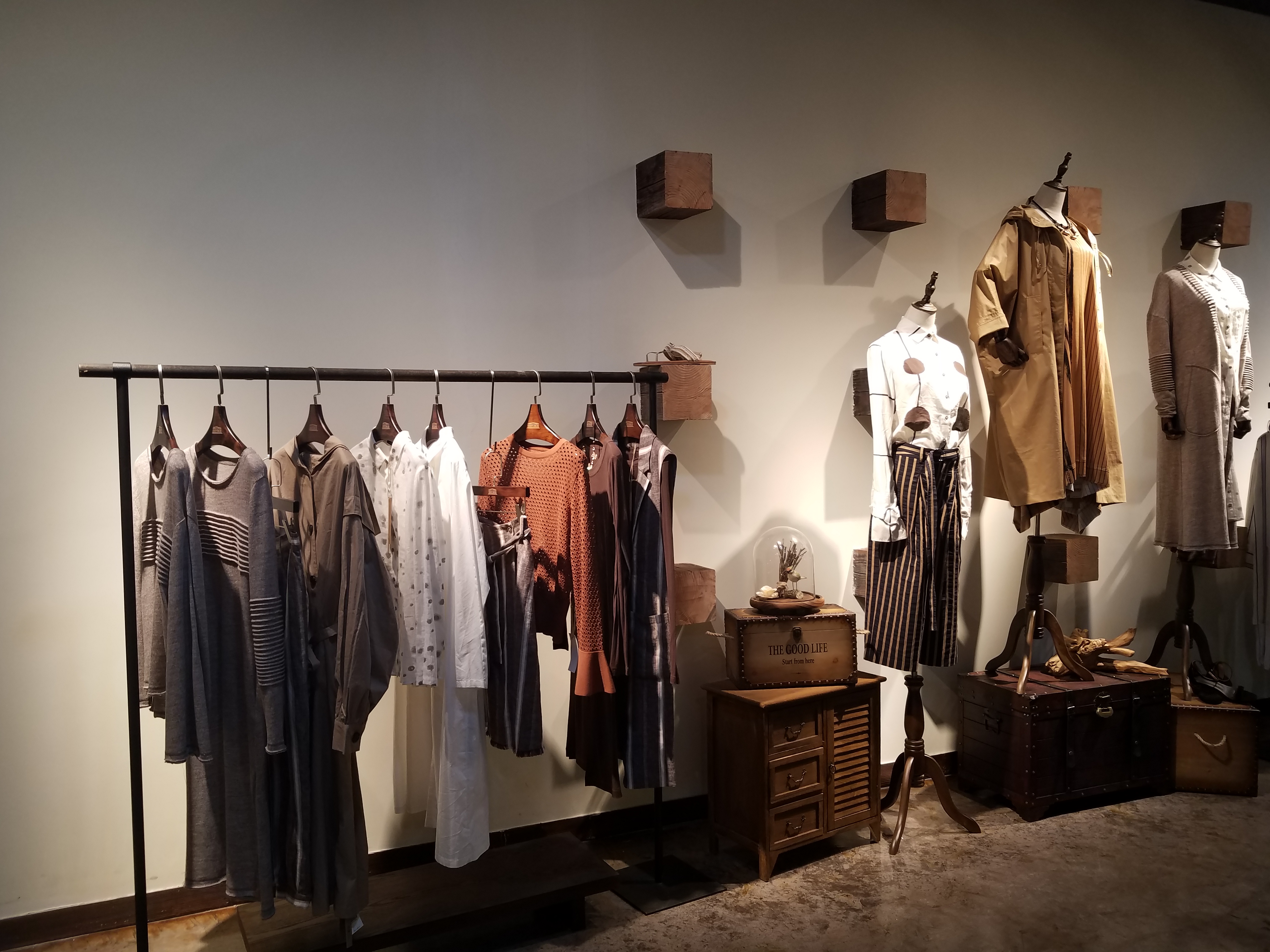 日播服饰有限公司">杭州日播服饰有限公司 /a>旗下轻奢时尚女装品牌
