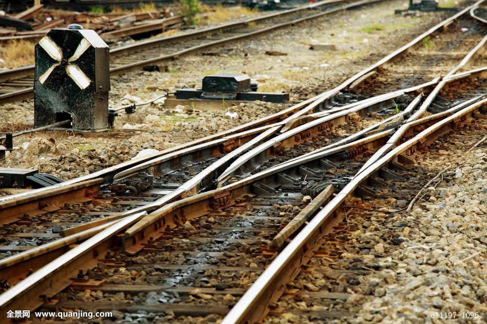 不直,对中心线位置和轨道高度,宽度正确尺寸的偏离,曲线轨道不圆顺