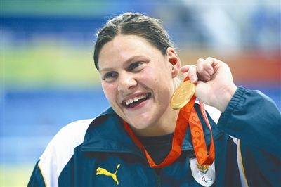  p>娜塔莉·杜·图伊托,南非游泳运动员,第一位同时获得 a href="#"