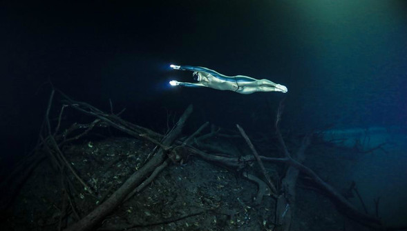  p>莫斯科美男鱼-俄罗斯小伙阿列克谢·帕基特诺夫只穿一身简单的潜水