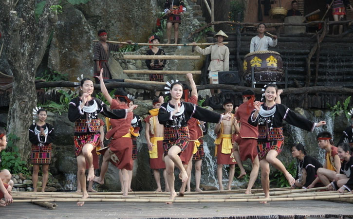 大多数黎族人都能兼说汉语,过去黎族没有本民族文字,通用汉文,1957年