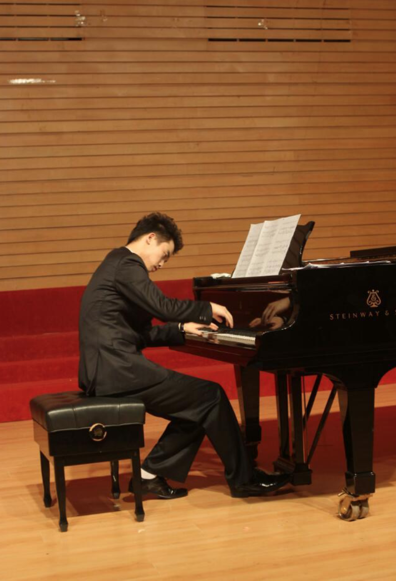  p>李默,硕士学历,青年歌唱家,音乐制作人, a target="_blank" href="