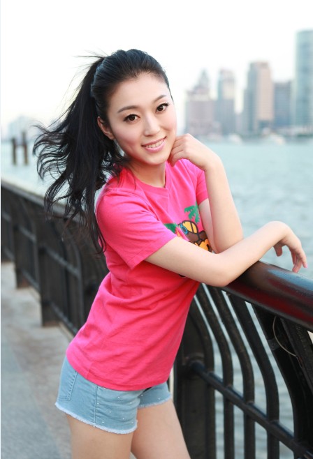  p>梁爽,女,内地新锐歌手,演员,代表作有电影《猎猎西风劲》等,2013年