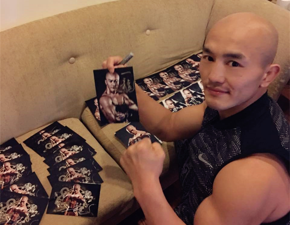  p>一龙,本名刘星君,出生于山东省德州市,中国自由搏击运动员,影视