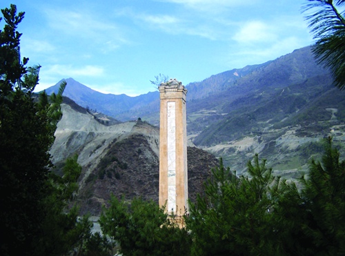 红军长征翻越夹金山纪念碑