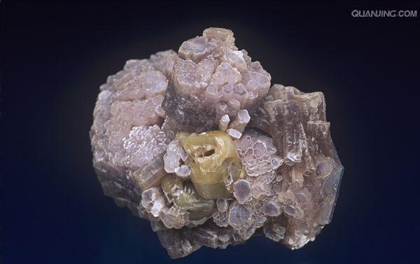 单斜晶系.常呈细鳞片状集合体.淡紫色,有时黄绿色.玻璃光泽.