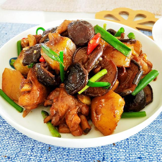 土豆香菇炒鸡翅根