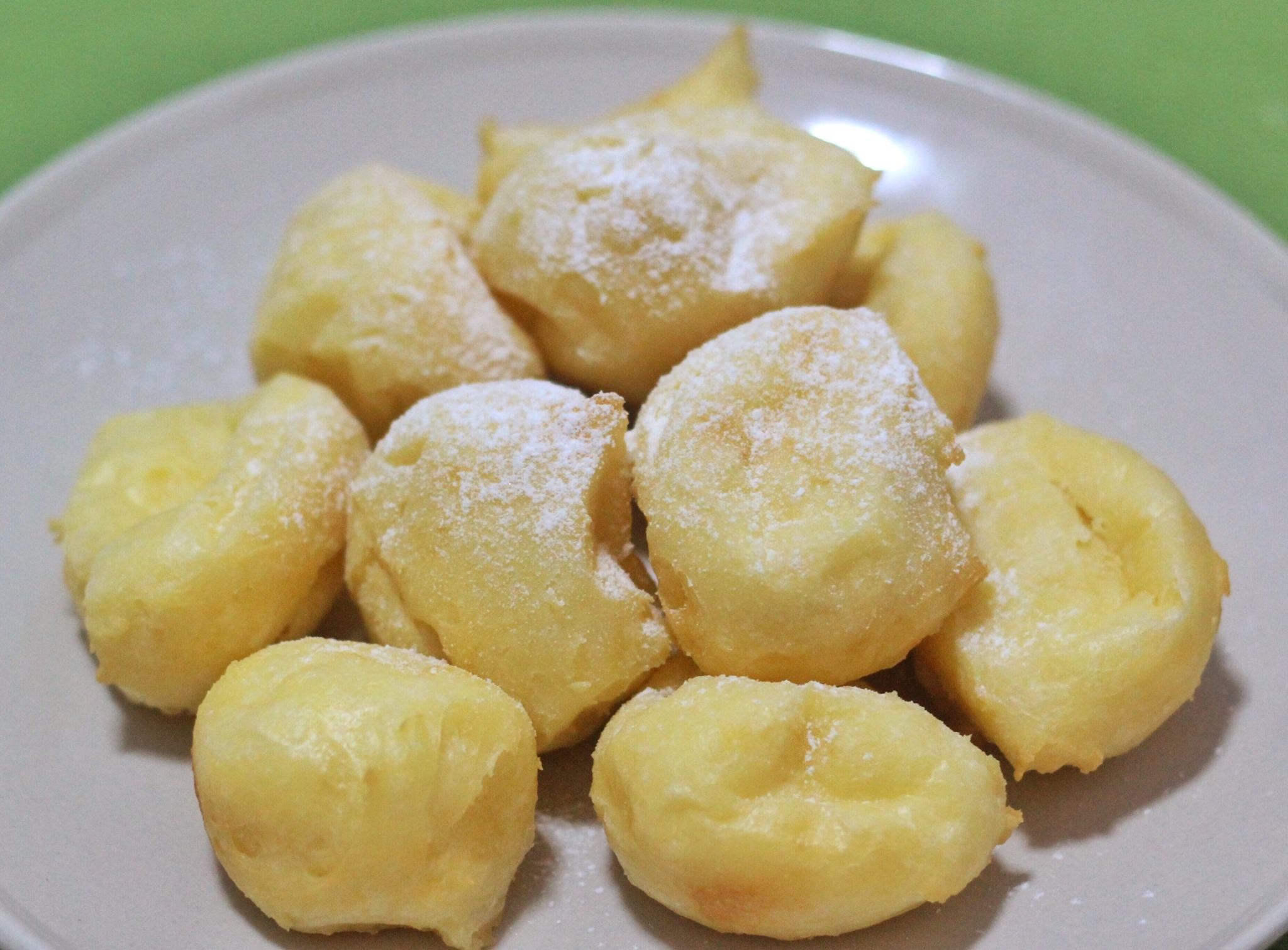 主要制作材料是面粉,配料是鸡蛋液,香草粉,奶油,调料是白糖,通过大火