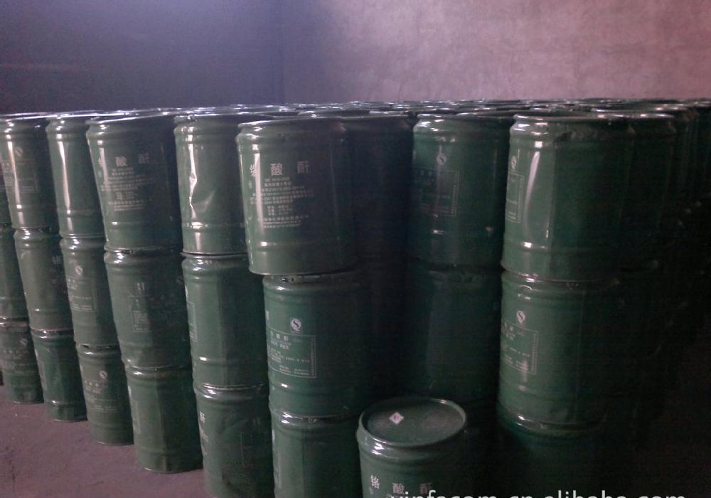  p>三氧化铬是一种无机物,分子式为cro sub>3 /sub>,分子量为99.99.