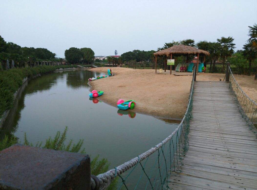  p>苏州太湖绿光开心农场在苏州西山岛入口处,位于太湖边上,占地500多