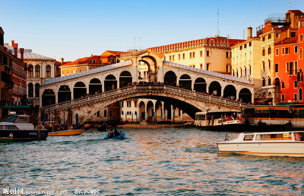  p>廊桥亦称虹桥,蜈蚣桥等,为有顶盖的桥,可保护桥梁,同时亦可遮阳