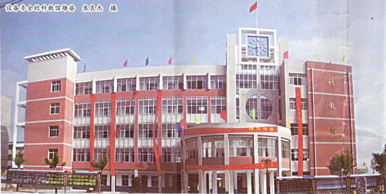  p>凤台县精忠中学始创于1937年,校名源于"精忠报国"的爱国主义箴言