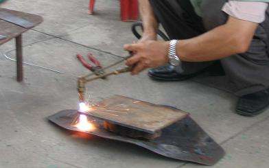  p>气割是指利用气体火焰将被切割的金属 a href="#" data-lemmaid="