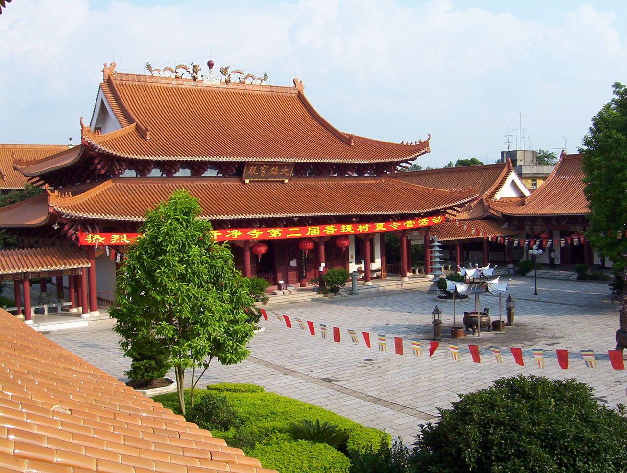  p>莲开净寺位于广东省 a href="#">南雄市 /a>南郊一公里处, a href=