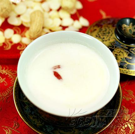  p>杏仁露,是以天然野生杏仁为原料,配以矿泉水制成的植物蛋白饮料.