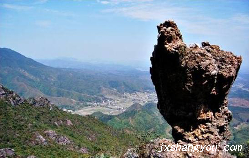 data-id="gnvj83x74m">油石嶂位于江西上犹油石和梅水两乡的交界处