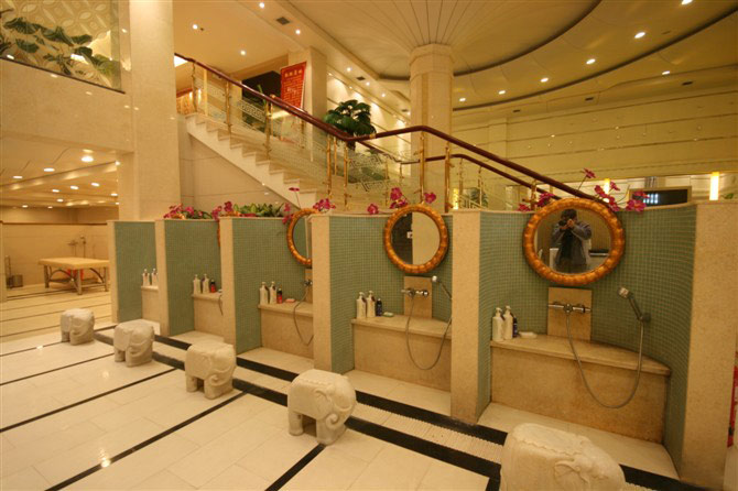  p data-id="gnvf6b05iq">泰安凯撒金殿温泉会馆以全新的人文休闲理念