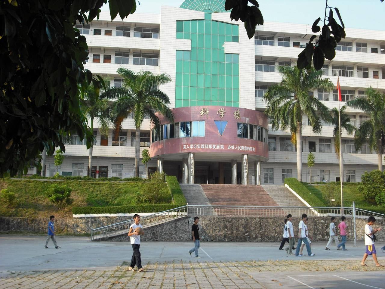  p>信宜市华侨中学创办于1957年,是信宜市"五大优质高中强校"之一,除