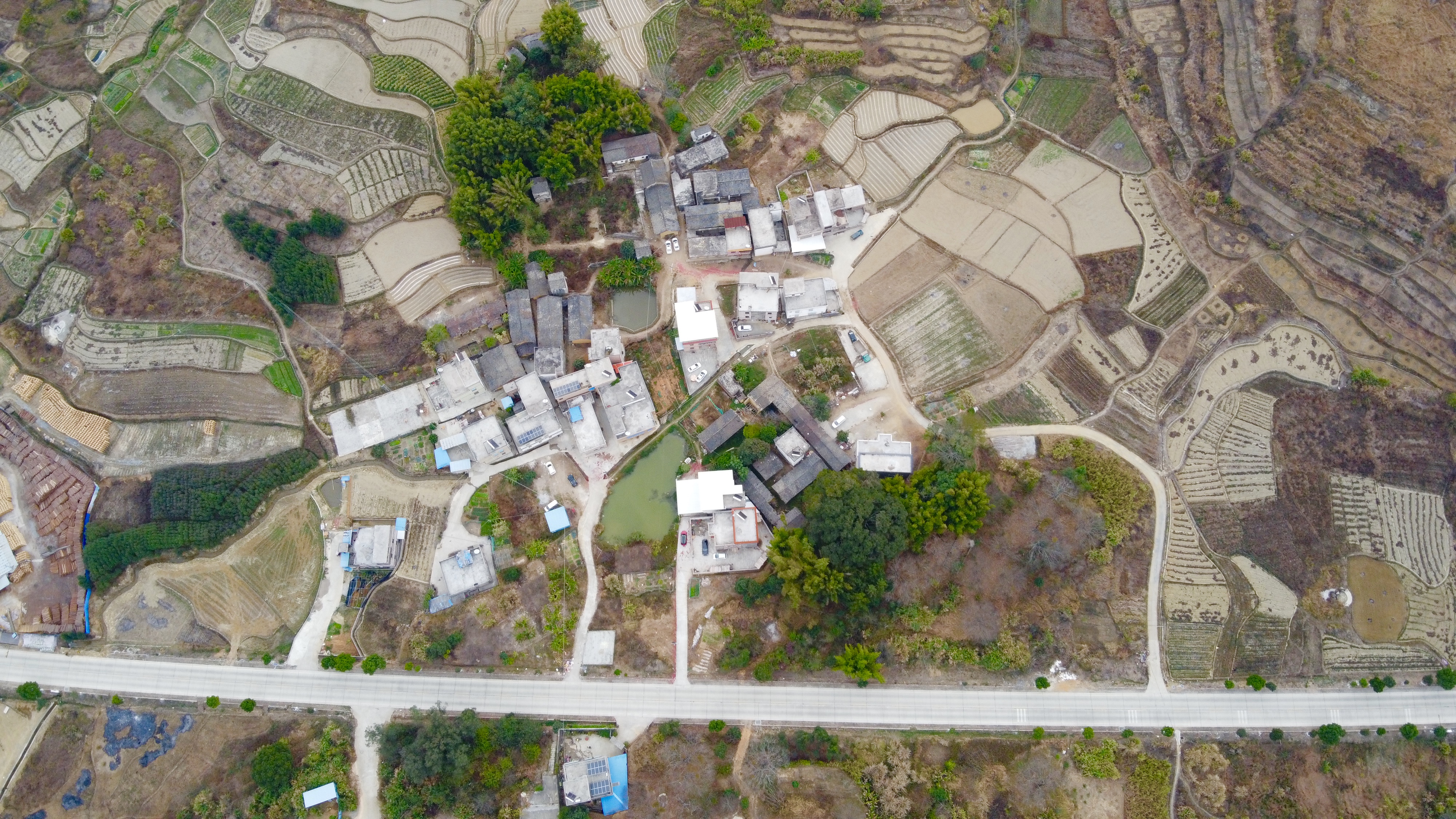  p>垇头村位于连平县陂头镇政府东南部,与官岭村交界,是河源到韶关的
