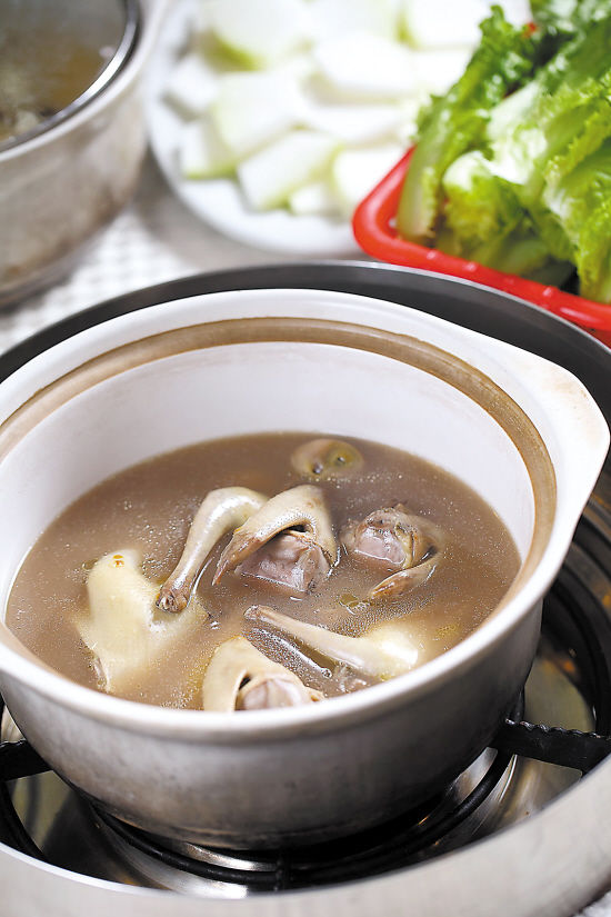  p>土茯苓煲甲鱼是一道补汤,主料是甲鱼500g,猪展( a href="#" data