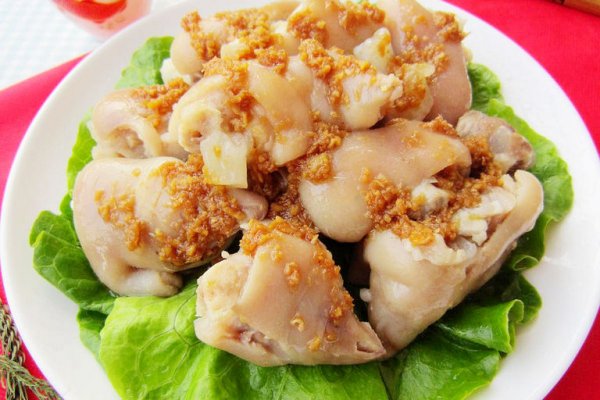  p>沙姜凉拌猪手是一道菜品,主料是小猪蹄,调料是凉拌酱油,沙姜,香醋