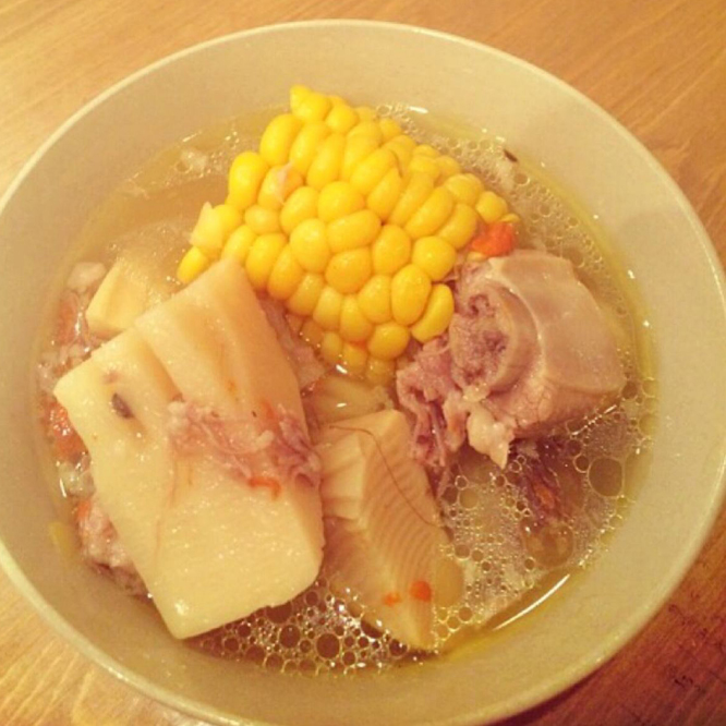  p>冬笋排骨汤是一道美食,制作原料主要有猪肋骨,冬笋,鲜香菇. /p>