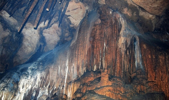 火龙洞 /span> sup data-ctrid="tcg8jhqott7q">1 /sup>位于新疆伊犁