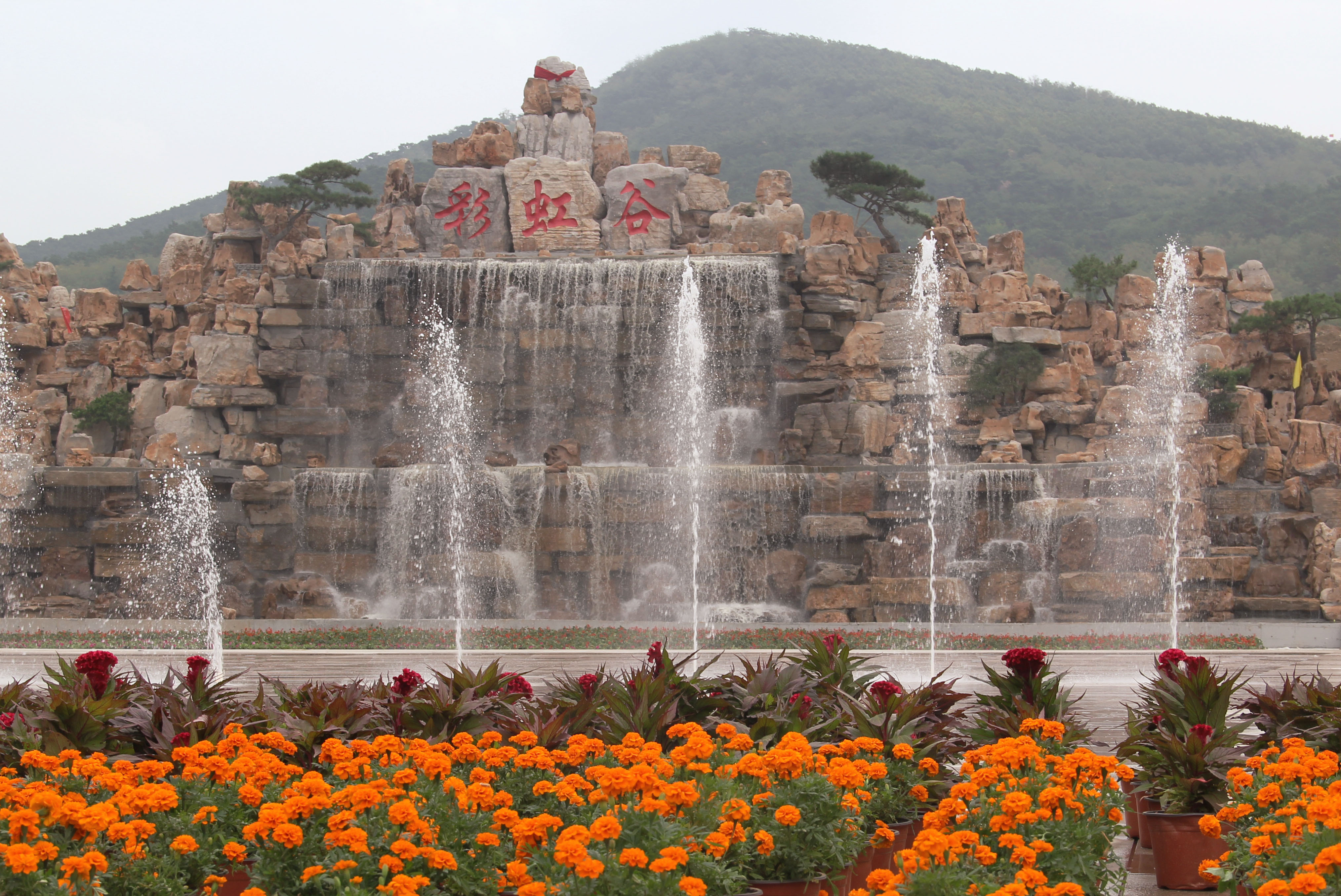 彩虹谷景区 /a>位于山东省 a target="_blank" href="/item/沂水县