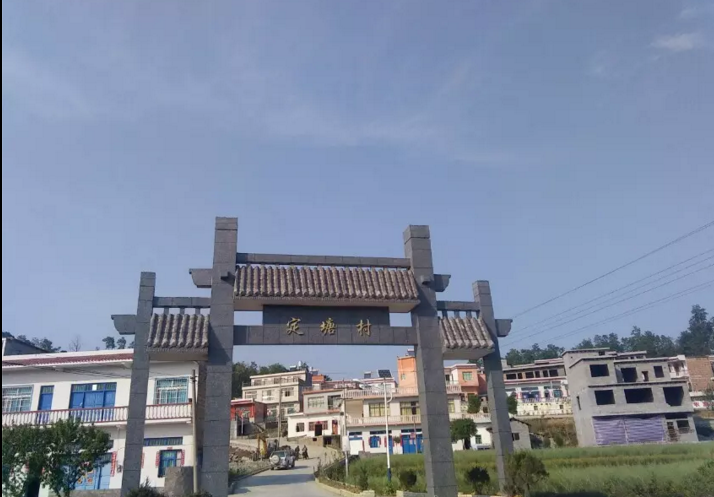 地处县城西面,归属贞丰龙兴街道管辖,距龙兴街道办事处所在地2公里