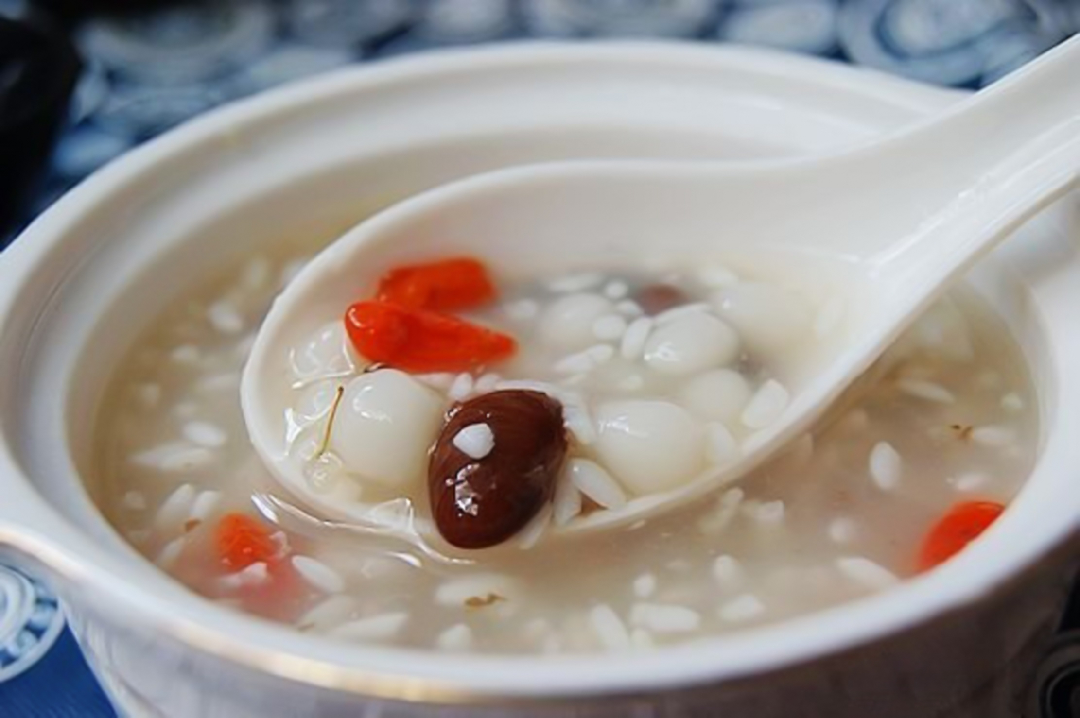  /p> p>通常用糯米加甜酒曲焐发而成,味道甘甜. /p>