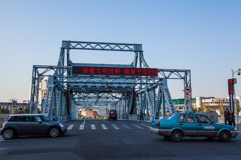  p>解放桥位于 a target="_blank" href="/item/天津火车站/5190975"