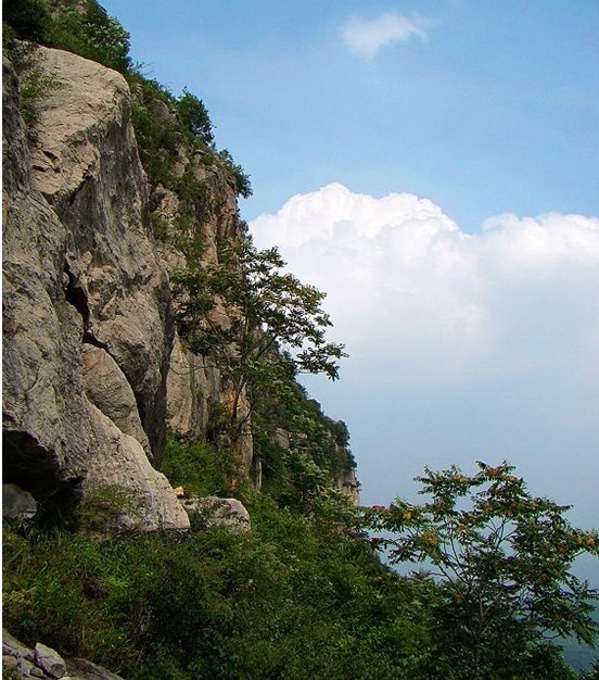 s3">熊耳山风景区位于 a target="_blank" href="/item/河南省/59474"