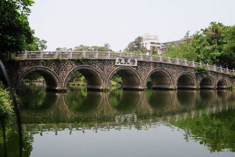  p>九孔桥是广东省湛江市赤坎区桥梁,位于广东省湛江市赤坎区寸金桥