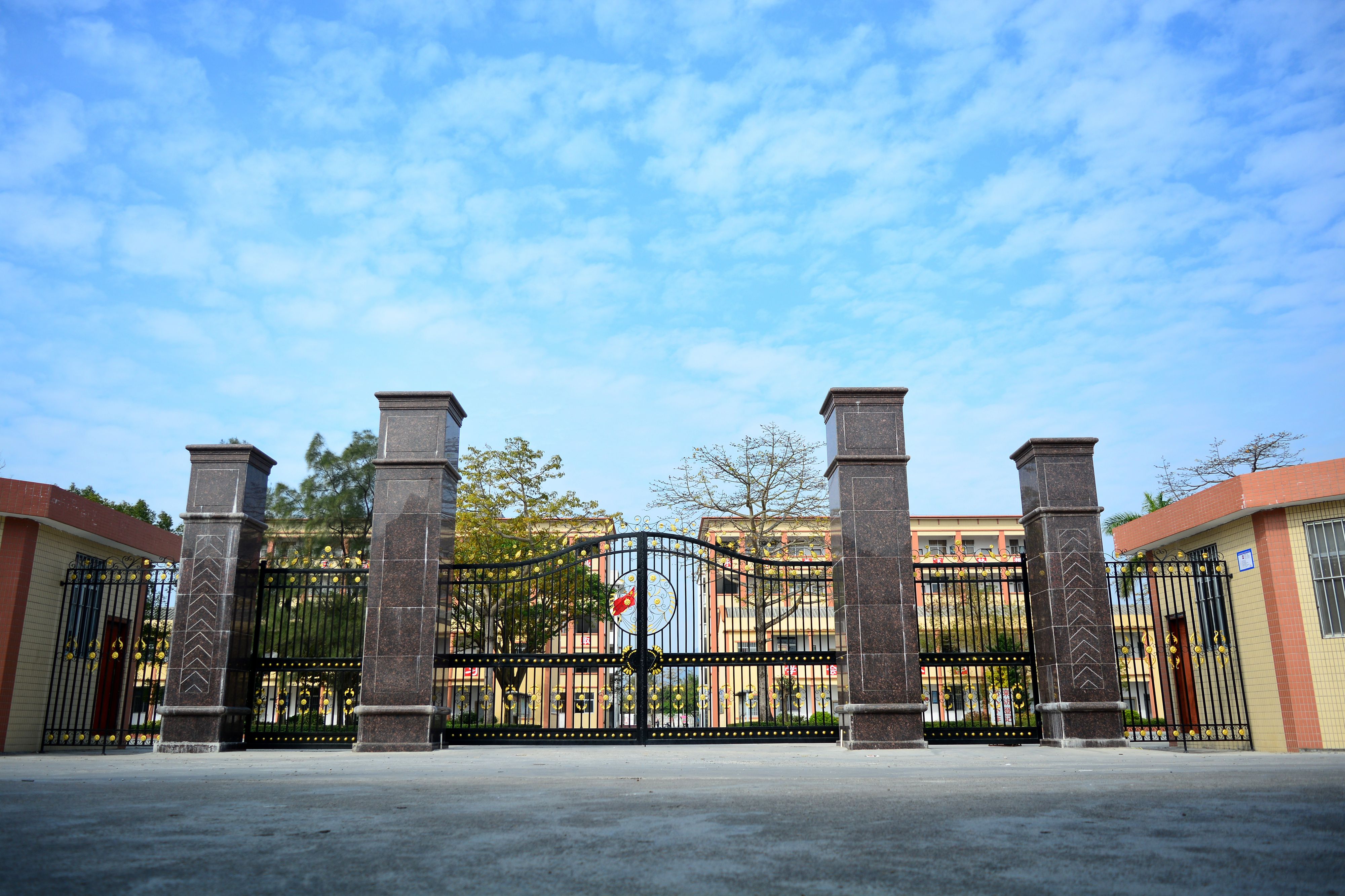  p>普宁市流沙中学创办于一九六一年,位于普宁市流沙华溪村.