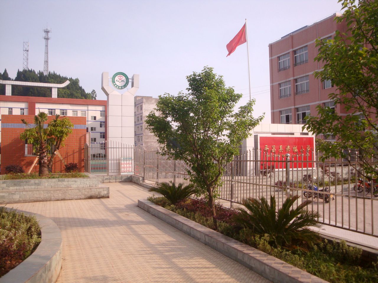  p>平昌县佛楼小学地处平昌南大门,位于三县一市交壤之地,东接达州,南