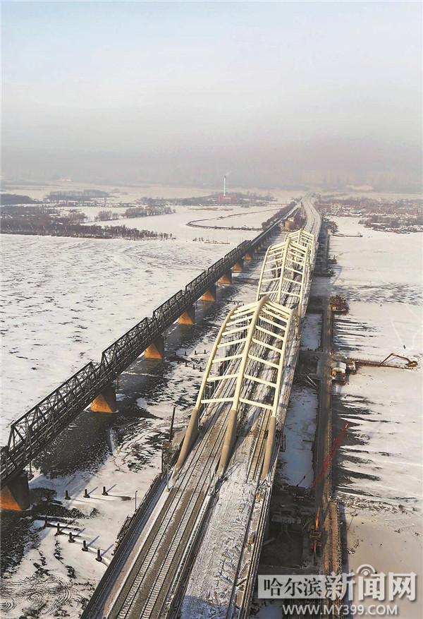  p>滨洲铁路,是原中俄共同修筑的东清铁路(中东铁路)的西部干线,故