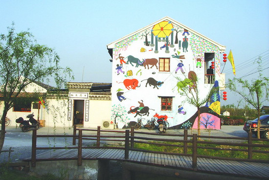 画村是"金山农民画生态休闲园"的简称,位于金山区枫泾镇北部的中洪村