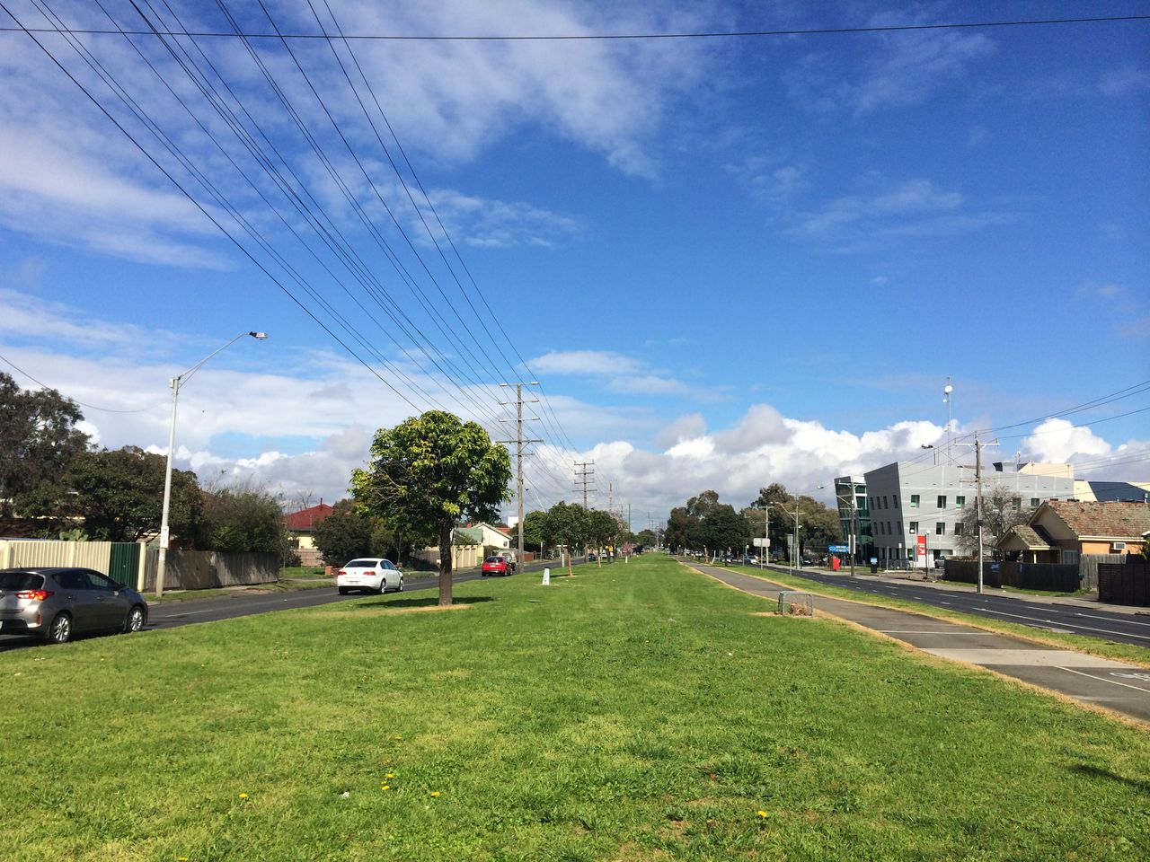 郊区 /b>(亦称 b>邻近都市区域 /b>, b>市郊 /b>)是指城市外围人口