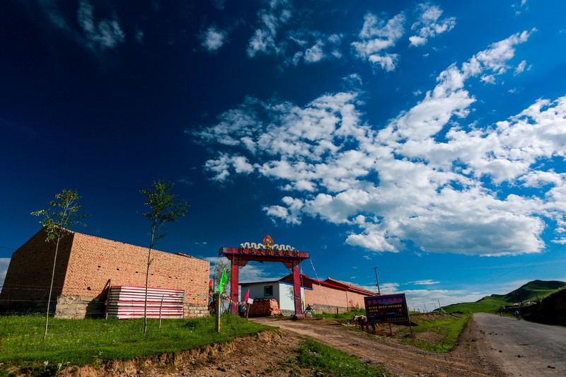  p>于甘肃夏河县城西南1公里处,是桑科乡达久滩("跑马滩"之意)草原的