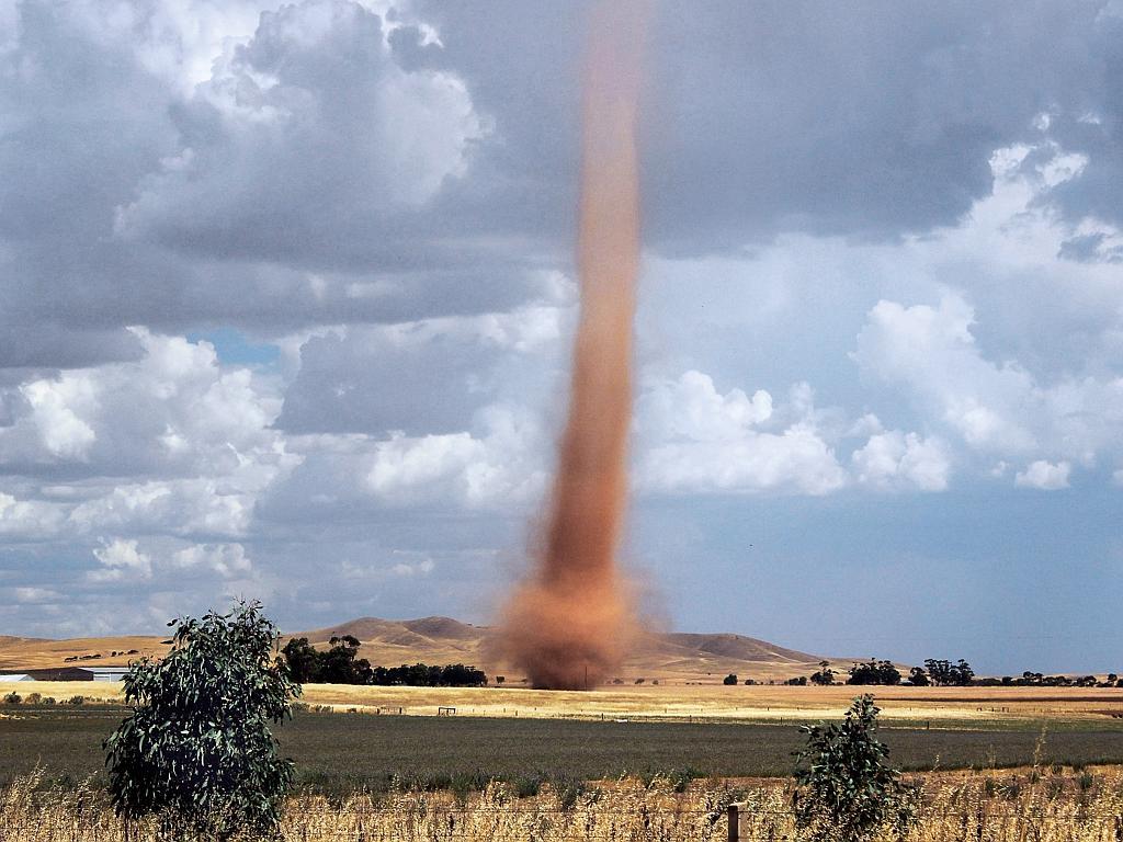  p>尘卷风是由于地面受局部强烈增温,在近地面气层中产生的一种尺度很