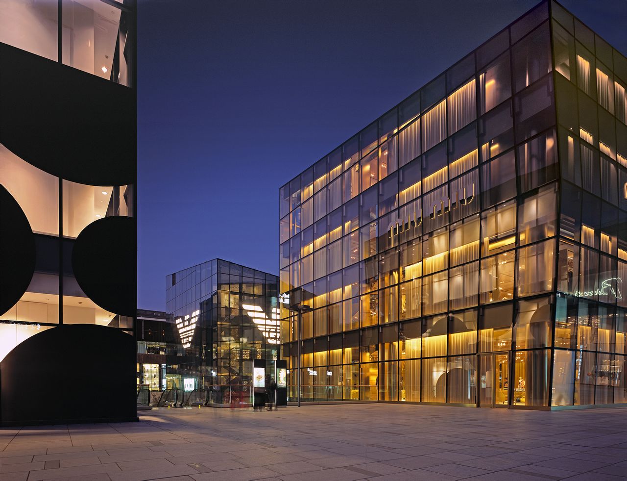 首个落成启用的综合商业项目,是开放式购物区,由19座低密度的当代 a