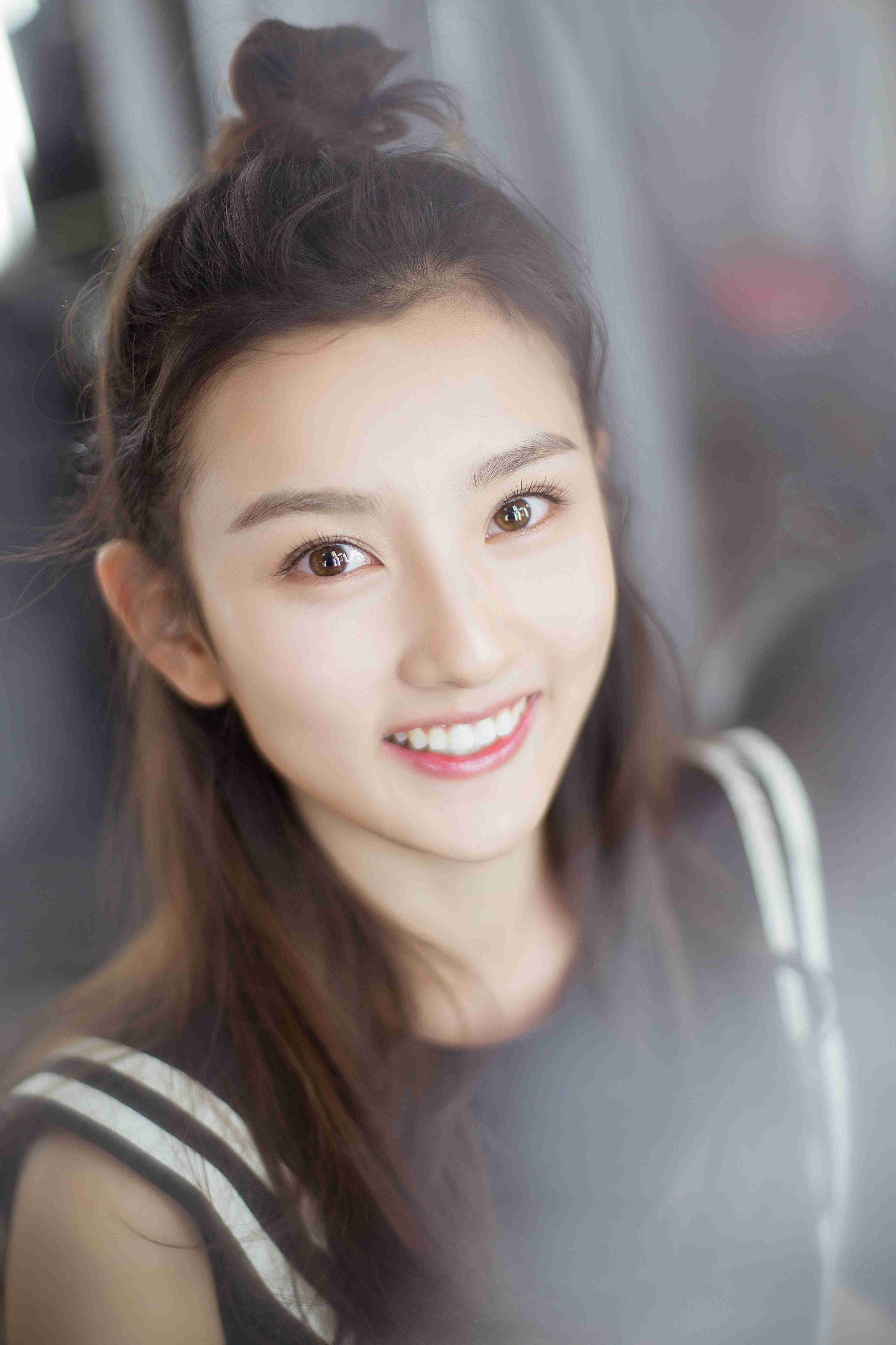  p>宋祖儿,原名孙凡清,1998年5月23日出生于天津市,中国内地影视女