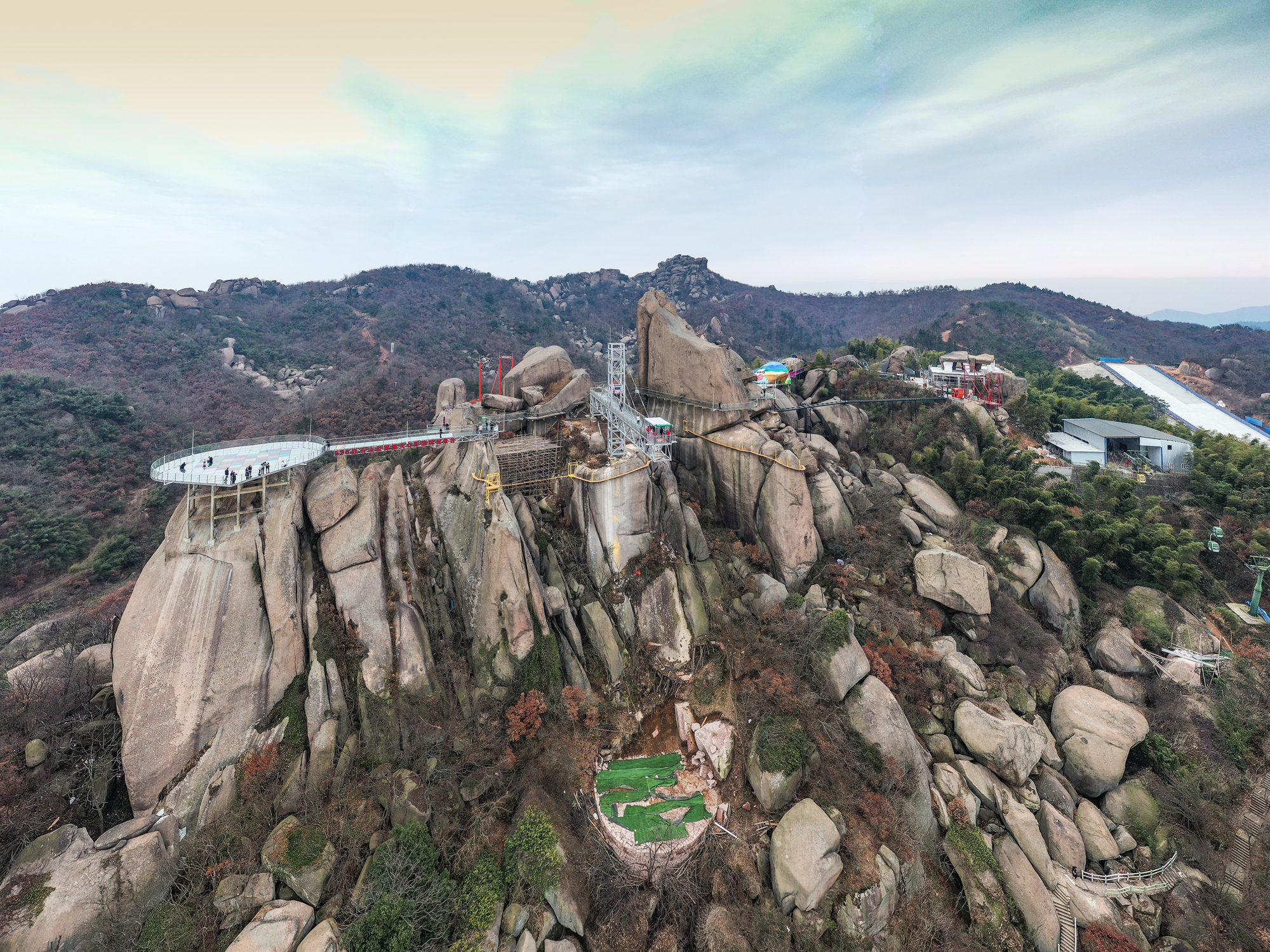 巨石山悬崖蹦极