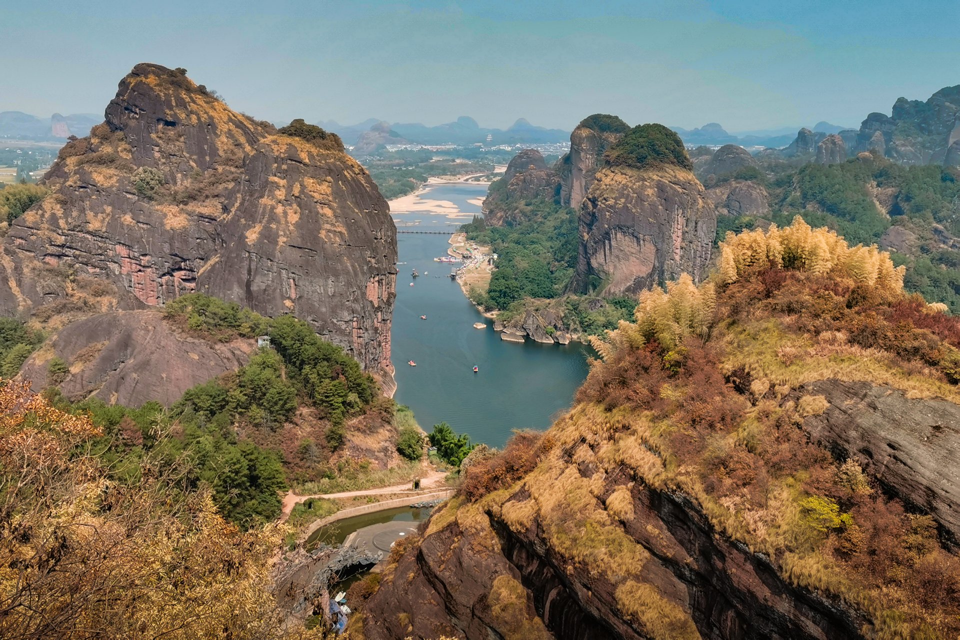 仙人城,又名"仙岩",与 a target="_blank" href="/item/龙虎山/28219"