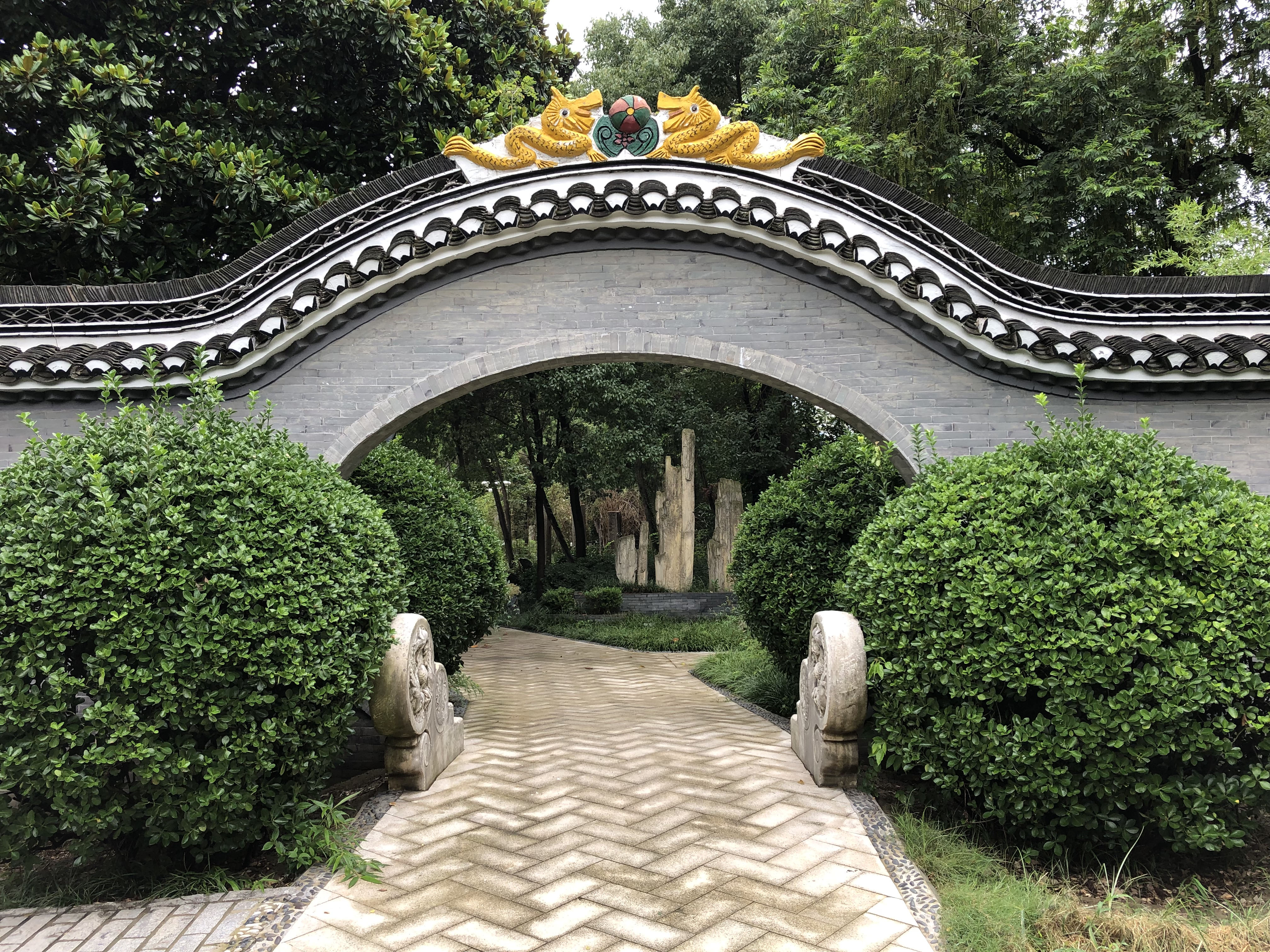  p>黄桥人民公园始建于1952年,位于泰兴市黄桥镇东进中路与致富路交叉